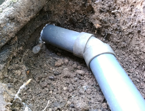 集水桝に穴をあけて排水管を接続