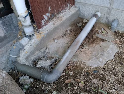 屋外側の排水管